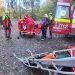 Salvatorii montani au coborât din zona Valea Romană o femeie care a suferit un traumatism la picior