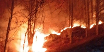 Incendiu pe Athosul Maramureșului! Focul coboară spre mănăstire