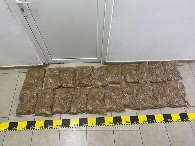 Polițiștii de frontieră au descoperit 10 kilograme de tutun într-un autoturism