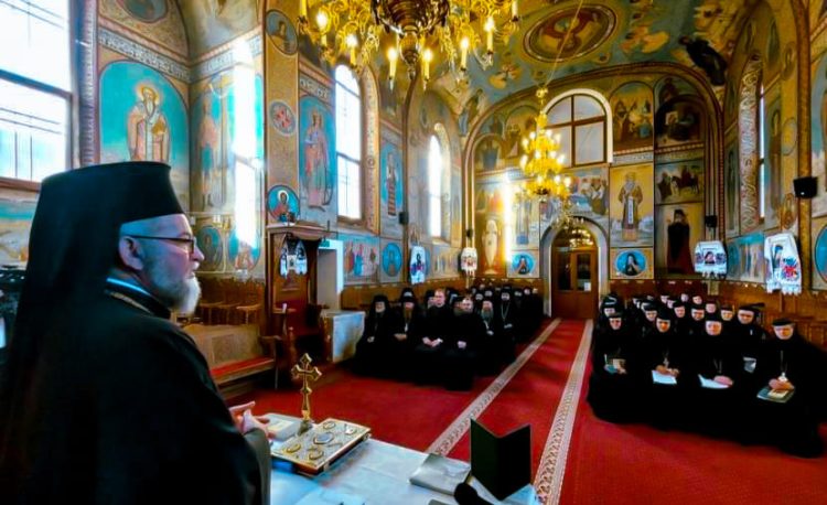 Sinaxa Monahală cu stareții, starețele, egumenii și duhovnicii mănăstirilor și schiturilor are loc la Mănăstirea „Nașterea Maicii Domnului” Ruoaia