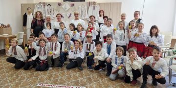 Șezătoare la Caspev. Copiii și seniorii băimăreni respectă obiceiurile tradiționale românești