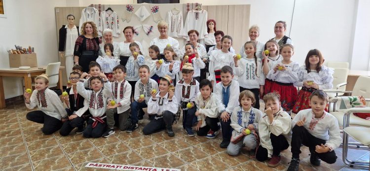 Șezătoare la Caspev. Copiii și seniorii băimăreni respectă obiceiurile tradiționale românești
