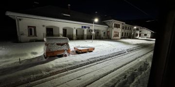 Întârziere record a trenului București – Satu Mare! 225 de călători au așteptat mai bine de 8 ore ca trenul să pornească