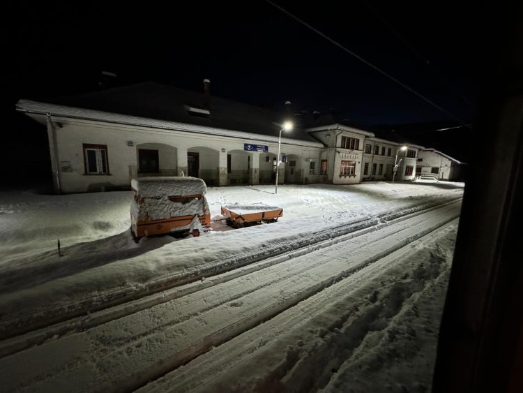 Întârziere record a trenului București – Satu Mare! 225 de călători au așteptat mai bine de 8 ore ca trenul să pornească