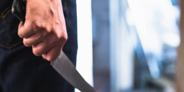 Tânăr înjunghiat mortal în faţa unui magazin din Maramureş! Suspect de comiterea crimei, un adolescent de 17 ani
