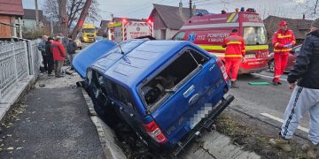 Accident la Sighet. A pierdut controlul volanului, s-a izbit de un cap de pod și a ajuns în șanț – foto