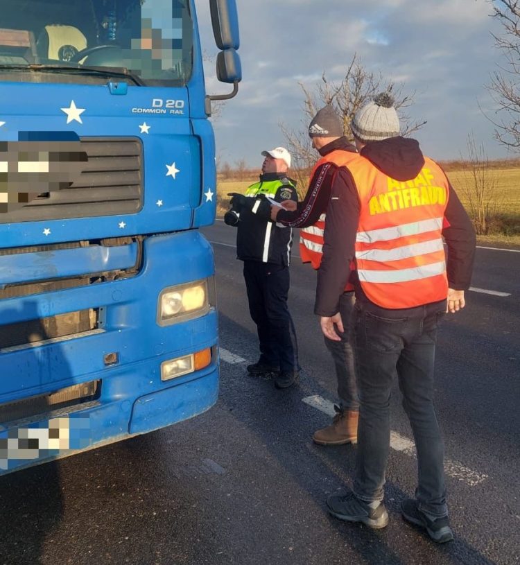 Percheziții domiciliare ale polițiștilor specializați în investigarea criminalității economice la Săbișa