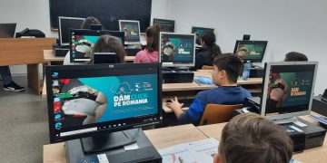 6 instituții educaționale din județul Maramureș vor primi 80 de calculatoare prin proiectul Dăm Click pe România