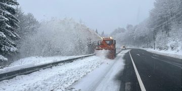 Care este starea drumurilor şi cum se circulă în judeţ. Stratul de zăpadă măsoară 45 cm în Baia Borșa