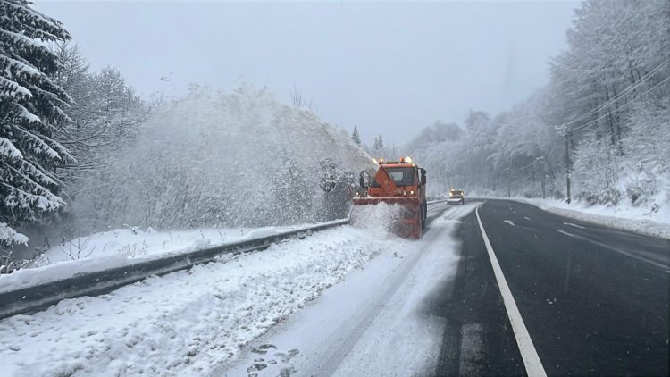 Care este starea drumurilor şi cum se circulă în judeţ. Stratul de zăpadă măsoară 45 cm în Baia Borșa