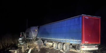 Blocaj total pe Valea Oltului: Stânci căzute pe DN7 lovesc un autocamion