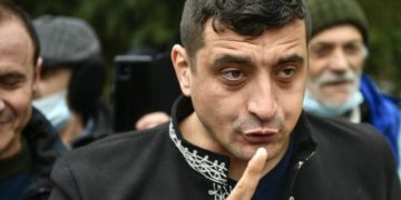 Publicația Politico: Cum este posibil ca un huligan al galeriilor fotbal să fie cotat cu șanse în cursa prezidențială din România