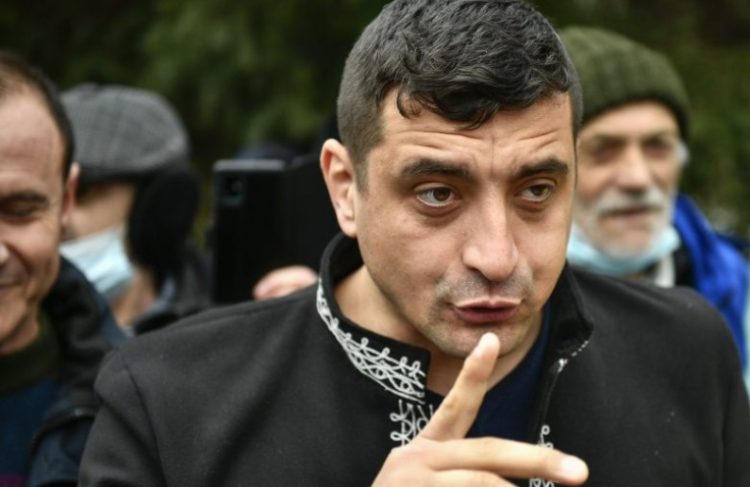 Publicația Politico: Cum este posibil ca un huligan al galeriilor fotbal să fie cotat cu șanse în cursa prezidențială din România