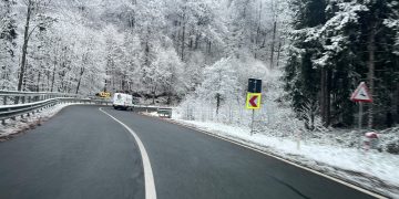 Cum se circulă în județ. Ninge la Vișeu, Borșa și în vârful Pasului Prislop. -9 grade Celsius s-au măsurat la stația meteo Iezer