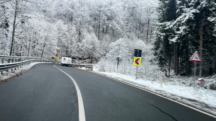 Cum se circulă în județ. Ninge la Vișeu, Borșa și în vârful Pasului Prislop. -9 grade Celsius s-au măsurat la stația meteo Iezer