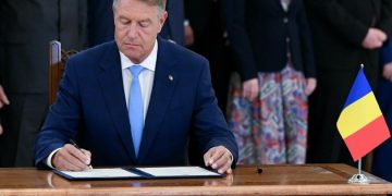 CECCAR Maramureș: Klaus Iohannis a semnat: Se introduce salariul minim european în România