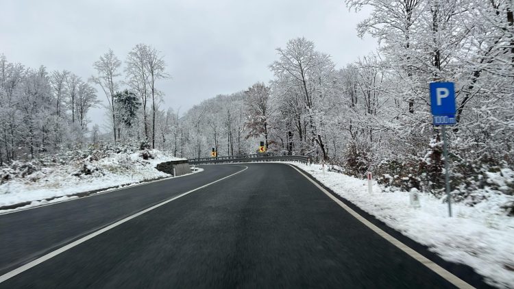 Vezi care este starea drumurilor şi cum se circulă în judeţ.  Stratul de zăpadă măsoară 10 cm în Pasul Gutâi