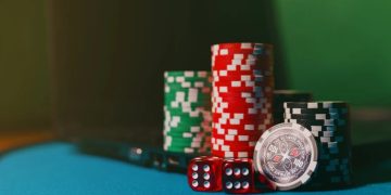 Pokerul: un joc de jucat online sau la cazinou?