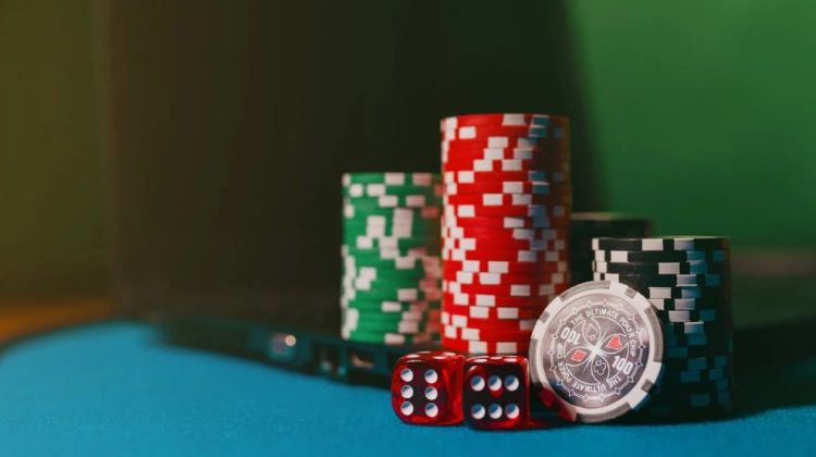 Pokerul: un joc de jucat online sau la cazinou?