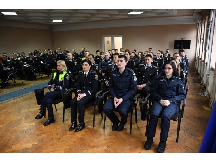 24 de polițiști avansați în grad cu ocazia Zilei României