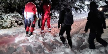 Trei ucraineni salvați de pe munte de salvamontiști și polițiști de frontieră