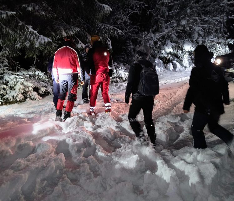 Trei ucraineni salvați de pe munte de salvamontiști și polițiști de frontieră