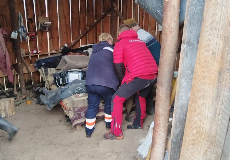 Cioban aflat în stare comatoasă convulsivă, coborât de salvatorii montani de la o stână din zona Săliștea de Sus