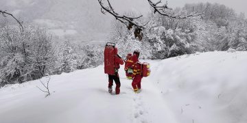 Acțiune a salvamontiștilor într-o zonă greu accesibilă a localității Vișeu de Jos pentru coborârea unui bătrân bolnav