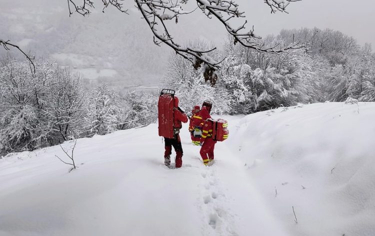 Acțiune a salvamontiștilor într-o zonă greu accesibilă a localității Vișeu de Jos pentru coborârea unui bătrân bolnav