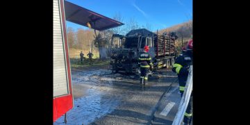 Incendiu pe Dealul Pietriș: un camion a fost mistuit de flăcări