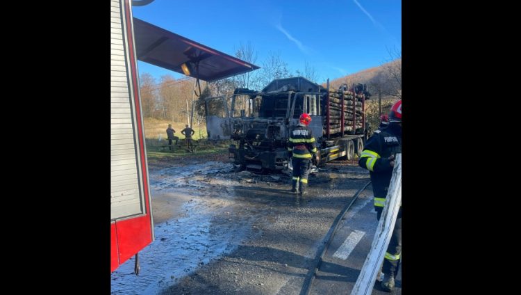 Incendiu pe Dealul Pietriș: un camion a fost mistuit de flăcări