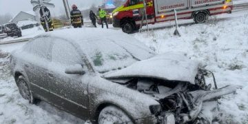 Accident feroviar în Maramureș. Autoturism acroșat de tren
