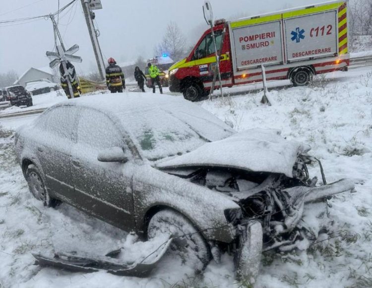 Accident feroviar în Maramureș. Autoturism acroșat de tren