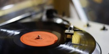 Muzică clasică la Bastionul Măcelarilor, în cadrul proiectului cultural „Dă timpul înapoi! Muzica pe vinil”.