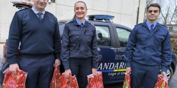 Jandarmii maramureșeni au dus daruri copiilor de la o casă de tip familial