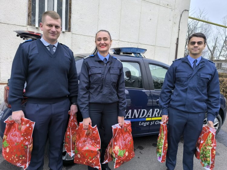 Jandarmii maramureșeni au dus daruri copiilor de la o casă de tip familial