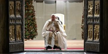 Papa Francisc deschide Poarta Sfântă pentru a inaugura Jubileul anului 2025