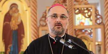 Mesaj emoționant al episcopului greco-catolic de București: Nu ne putem mântui, tapându-ne gura cu numele Domnului și exaltând supunerea în fața fărădelegii sub pretextul afilierii creștine și al naționalismului care rămâne pururi disprețuitor și extremist