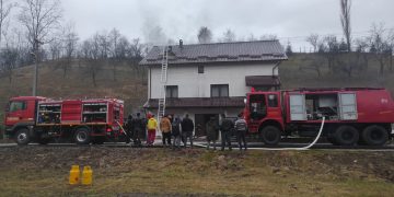Incendiu la o casă de locuit din Șieu. Coșul de fum necurățat este cauza probabilă pentru producerea incendiului