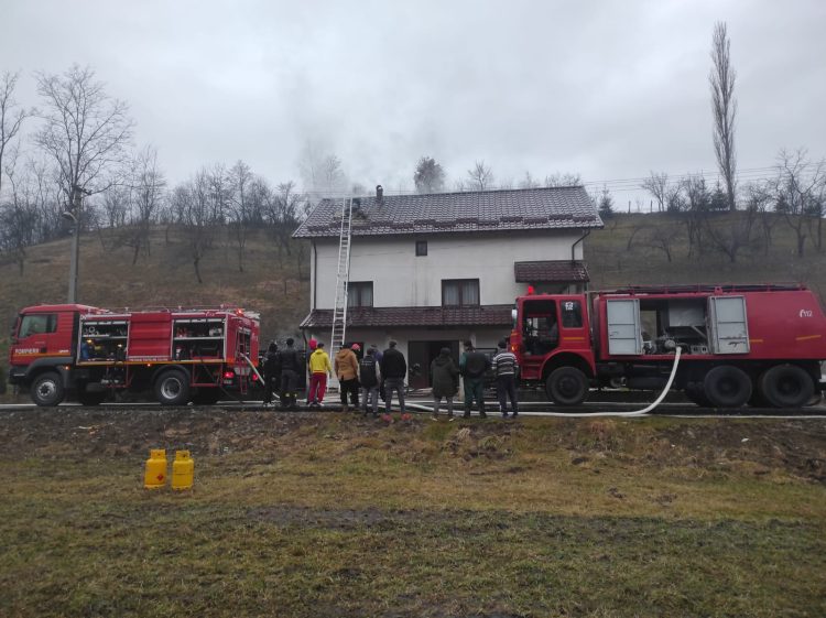 Incendiu la o casă de locuit din Șieu. Coșul de fum necurățat este cauza probabilă pentru producerea incendiului