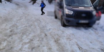 Amendă de 10.000 de lei pentru un bărbat care a fost prins în timp ce abandona un frigider vechi în apropierea pârtiei de schi de la Cavnic