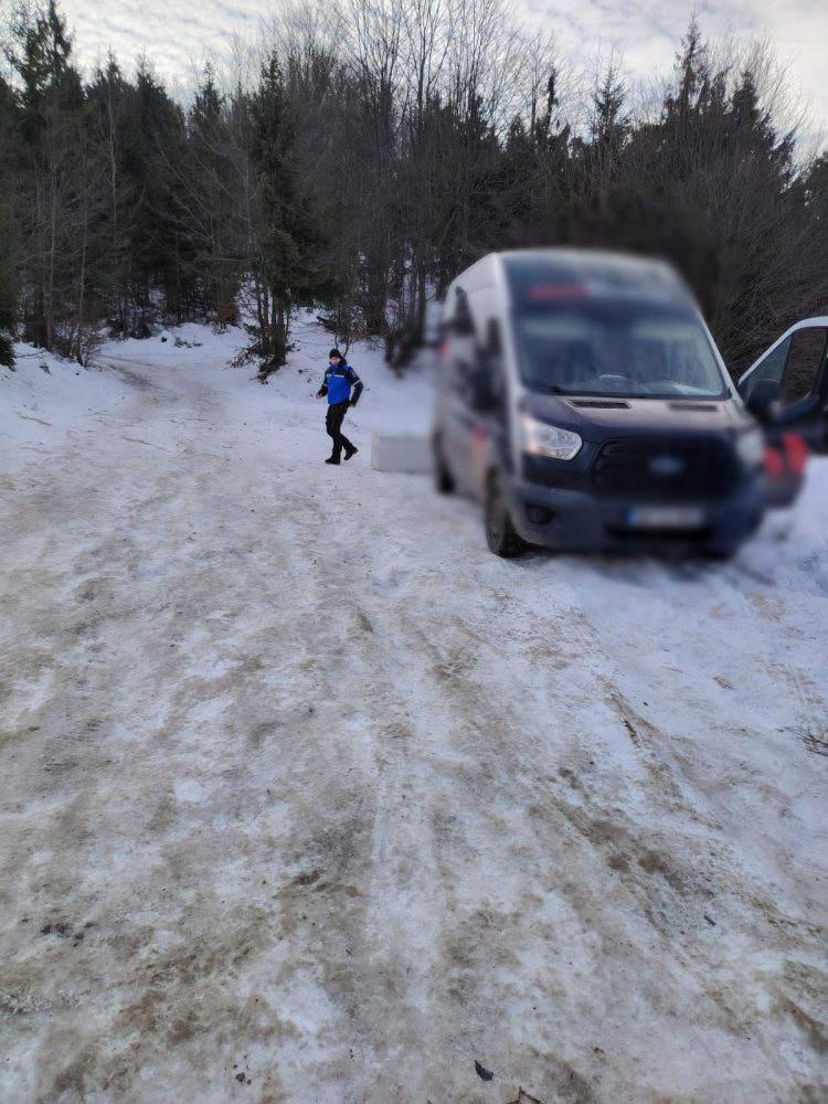 Amendă de 10.000 de lei pentru un bărbat care a fost prins în timp ce abandona un frigider vechi în apropierea pârtiei de schi de la Cavnic
