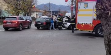 Impact între două autoturisme la intersecția străzilor Oltului și Vasile Lucaciu – foto