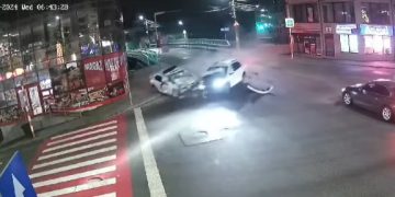 VIDEO: Porsche, mai tare decât autospeciala! A trimis trei polițiști în spital și a fugit de la locul faptei! TOTUL LA BORȘA