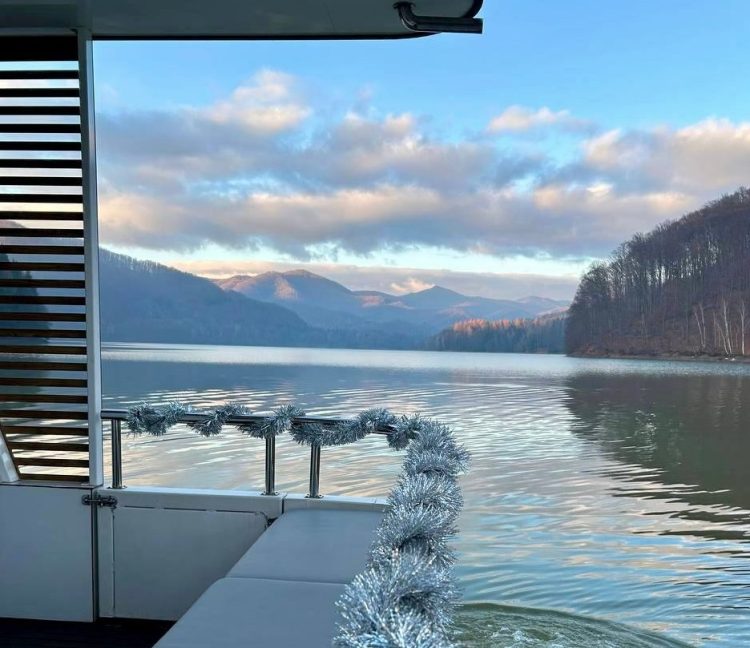 Programul vaporașului de pe lacul Firiza