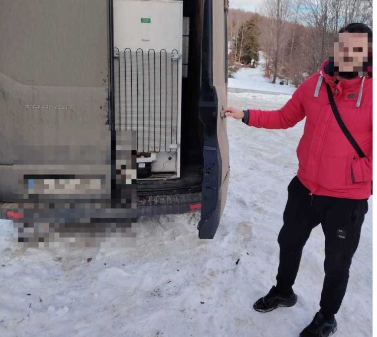 Un bărbat s-a ales cu o amendă de 10.000 de lei după ce a fost prins în timp ce abandona un frigider vechi în apropierea pârtiei de schi de la Cavnic