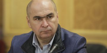 Bolojan, despre zborurile cu avioane private: Într-o ţară în care foarte mulţi oameni o duc greu, chiar dacă noi, politicienii, ne permitem anumite lucruri, trebuie să o facem într-o manieră în care să nu îi sfidăm