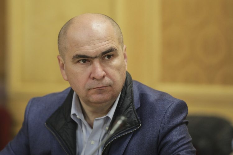 Bolojan, despre zborurile cu avioane private: Într-o ţară în care foarte mulţi oameni o duc greu, chiar dacă noi, politicienii, ne permitem anumite lucruri, trebuie să o facem într-o manieră în care să nu îi sfidăm