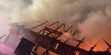 Incendiu violent la o șură din Dănești (galerie foto)