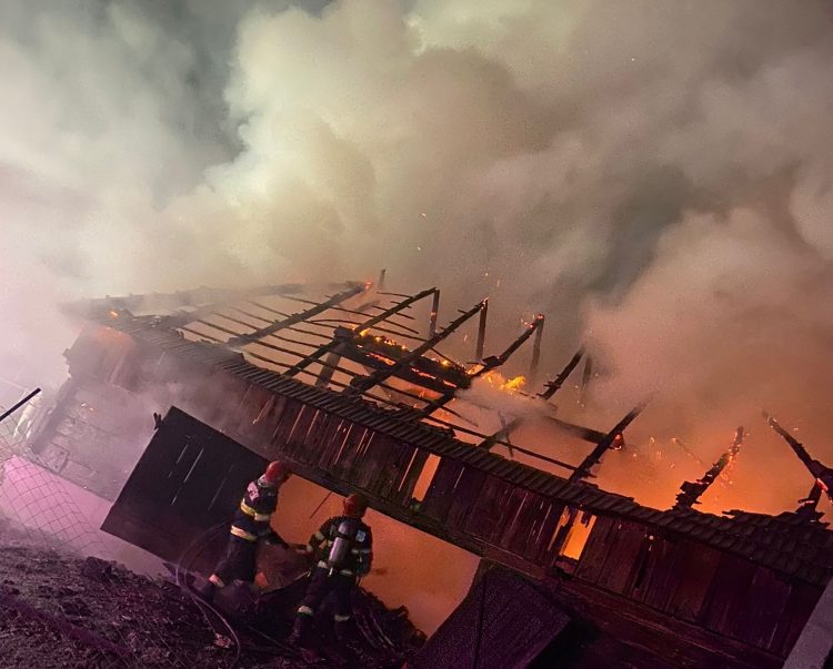 Incendiu violent la o șură din Dănești (galerie foto)